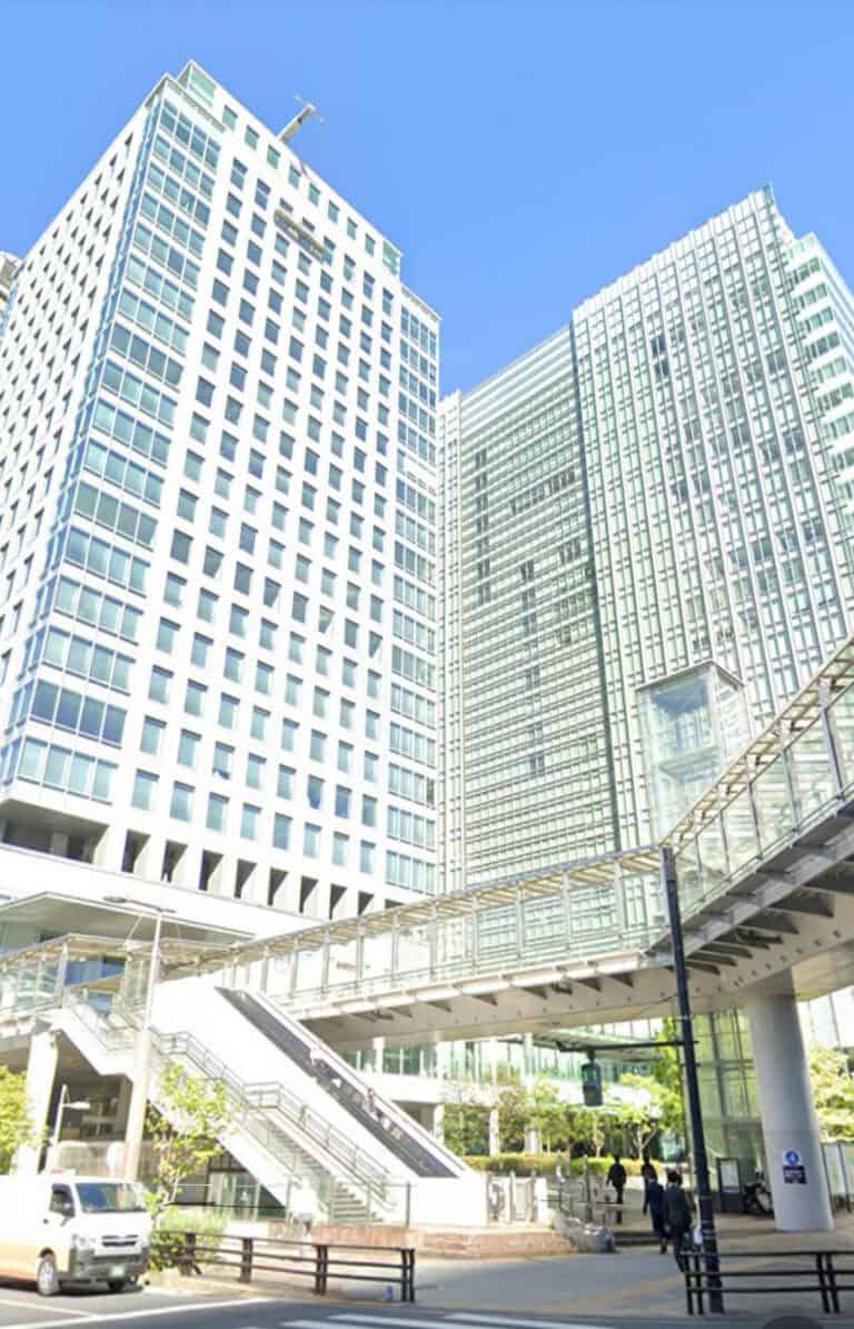 Moderni edifici per uffici con passerella.